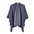 Détail de la texture tricotée gris foncé et du drapé asymétrique du châle doux - gris foncé