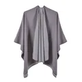 Détail du châle gris réversible montrant la texture douce du tissu double face et l'ourlet - Gris clair
