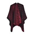 Détail d'un châle en maille cachemire rouge et noir avec motifs de broderie fins - L'écran Est Rempli De Fleurs De Cajou Noires Et Rouges De Toutes Tailles. / 130*150cm