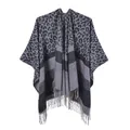 Detalle de chal suave con estampado de leopardo, rayas grises y flecos finos - 130x150cm / Leopardo Rayas Negro Gris Borla