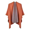 Détail du châle en tricot réversible montrant l'ourlet soigné et la texture douce - Orange