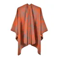 Détail de la texture jacquard florale orange et grise sur cette cape de châle vintage - Motif floral orange