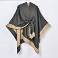 Châle poncho bicolore pour femme avec nœud décoratif et coupe géométrique asymétrique - Noir Kaki Patchwork