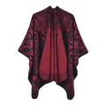 Detail van dikke gebreide stof met rode en zwarte vintage jacquard totempatronen - Retro Mandala Bloemen Zwart Rood