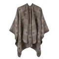 Detail van zachte kasjmierachtige stof met hartpatroon en twill textuur op dames poncho - 135cmx155cm / Khaki