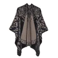 Detail van vintage bloemen-jacquardpatroon op dikke imitatie kasjmier poncho cape sjaal - Retro Mandala Floral Navy Blue