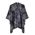 Vintage Poncho Schal für Damen mit grau-schwarzem Blumenmuster aus Jacquard-Strick - Schwarz Grau Blumig
