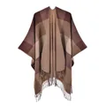 Détails rapprochés d'un poncho à carreaux marron avec franges et maille douce - Kaki Violet avec Glands