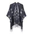 Detalle de poncho gris de lunares con ribete de flecos y suave textura tipo cachemira - 130*150cm / Negro y Gris