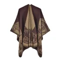 Texture a maglia dettagliata del poncho vintage con motivo jacquard a paesaggio - Cervo della Foresta Rosso Vino