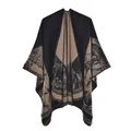 Dettaglio della stampa vintage retrò su scialle in maglia nero e kaki per il viaggio - Cervo della Foresta Nero Cammello / 135x155cm
