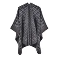 Détail du motif à losanges géométriques et de la maille sur ce poncho gris doux - Losange Divisé (Gris Noir) / Gris Foncé