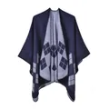 Klassisches Cape aus Strick in Marineblau und Grau mit Rautenmuster und feiner Naht - Marineblau Argyle