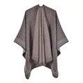 Détail d'un châle en tricot géométrique montrant la texture de laine et le motif taupe - Losange Divisé (Violet Clair) / Violet Clair