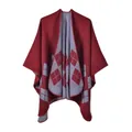 Klassischer Poncho mit Rautenmuster in Rot und Grau und verstärktem Saum-Finish - Rotes Argyle-Muster