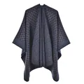 Détail du tissage géométrique à losanges bleu et gris sur le poncho d'hiver en maille - Losange Divisé (Bleu Marine) / Bleu Marine
