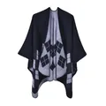 Klassisches Strick-Poncho in Dunkelblau und Hellgrau mit Argyle-Muster-Details - Schwarz-Weiß Argyle Punkt