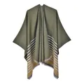Détail du châle en tricot vert olive avec rayures orange et bords à franges - 130x150cm / Vert