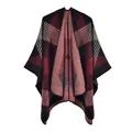 Détail des motifs géométriques et de la texture douce du poncho en maille automne-hiver - 130x150cm / Rayures Géométriques Rouge et Noir