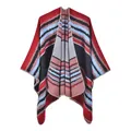Detalle de chal de punto con rayas multicolores y bordes remallados de alta calidad - Rojo