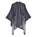 Détail de la maille douce et de l'ourlet rayé noir et blanc avec de fines franges - 130x150cm / Noir