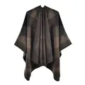 Détail de la maille géométrique et des bords renforcés du poncho d'hiver pour femme - 130x150cm / Rayures Géométriques Vertes