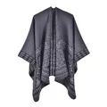 Dettaglio del poncho in maglia grigio scuro con raffinato bordo floreale ricamato - Floreale Grigio Scuro