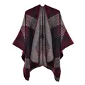 Gros plan d'un châle en tricot géométrique bordeaux et gris avec une texture douce - 130x150cm / Rayures Géométriques Noir et Rouge Vin