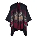 Λεπτομέρεια πλεκτής κάπας με μοτίβα πιε-ντε-πουλ και γεωμετρικές υφές σε χρωματικές ενότητες - 130x150cm / Πουά Houndstooth Μαύρο Κόκκινο