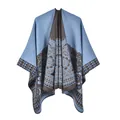 Detalle del patrón jacquard y tejido de punto en este chal azul claro étnico - Floral Azul