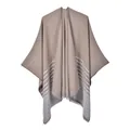 Détail du châle en tricot beige montrant des rayures blanches et un ourlet à franges - 130x150cm / Kaki