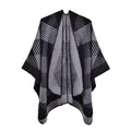 Détail du poncho en tricot montrant des motifs géométriques gris et une texture douce - 130x150cm / Rayures Géométriques Noires