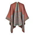 Dettaglio del poncho in maglia rosso vintage con motivi floreali e bordo rifinito - Floreale Arancio