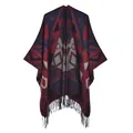 Detail eines dicken Boho-Ponchos mit ethnischen Mustern und langen Quasten-Verzierungen - Red Navy Geometric Tassels