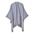 Détail d'un poncho en maille grise avec rayures blanches et finitions à franges - 130x150cm / Gris clair