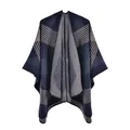 Détail du motif tricoté géométrique et texture douce du châle poncho bleu et gris - 130x150cm / Rayures Géométriques Bleu Marine
