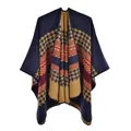 Détail du tissu en maille montrant les motifs pied-de-poule et géométriques sur un poncho - 130x150cm / Pois Pied-de-poule Marine Jaune