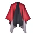 Dettaglio dello scialle in maglia sfumata nero, rosso e grigio con bordi ben rifiniti - Sfumatura Rossa