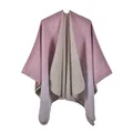 Dettaglio di poncho in maglia con sfumatura rosa e bordi rifiniti a punto coperta - Rosa Gradiente