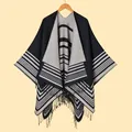 Détail du châle en maille à rayures avec des franges noires et un motif géométrique - Style à Rayures Horizontales avec Bordure à Glands / Noir