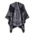 Makro-Detail der Strickstruktur mit schwarz-grauen geometrischen Mustern auf Schal - 135cmx155cm / Schwarz-Grauer Geometrischer Stil