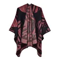 Detailaufnahme des rot-schwarzen Boho-Strickmusters und der feinen Kantennaht - 135cmx155cm / Schwarz-Roter Geometrischer Stil