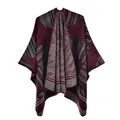 Detail der Strickstruktur von burgunderrotem Pashmina-Schal mit Streifen und Punkten - 135cmx155cm / Weinroter Geometrischer Stil