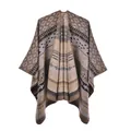 Detaillierte Stricktextur und geometrisches Muster auf dem Boho-Poncho-Schal - Böhmisches Dreieck-Diamant / 130x150cm / Khaki