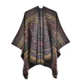 Detail der Strickstruktur des Boho-Ponchos mit geometrischen Mustern und Fransen - Böhmisches Dreieck-Diamant / 130x150cm / Grün & Kaffee