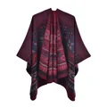 Detail eines rot-blauen Boho-Strickponchos mit geometrischen Mustern und Schlitz-Design - Böhmisches Dreieck-Diamant / 130x150cm / Burgunderrot