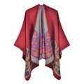 Détail du poncho en tricot bordeaux montrant des motifs floraux et des points overlock - Fleurs Fraîches Rouge / 135*155 cm