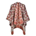 Dettaglio dello scialle vintage con maglia spessa e cuciture a sopraggitto sul bordo - 130x150cm / Magnolia Arancione