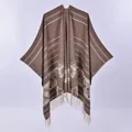 Mantella poncho in maglia da donna con motivo jacquard geometrico e lunghe nappe sui bordi - Jacquard Caffè