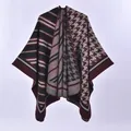Damen Strickponcho für den Herbst mit Hahnentrittmuster und burgunderfarbenen Streifen - Schwarz und Weinrot Farbblock